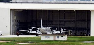 新しい格納庫に入るP3C対潜哨戒機=9日正午ごろ、嘉手納基地(読者提供)