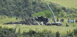 米軍関係者とともに炎上した大型輸送ヘリCH53Eの機体を確認する自衛隊員ら=13日午前11時36分、東村高江(渡辺奈々撮影)