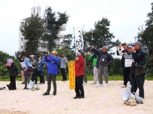 瀬嵩の浜から海上で進む新基地建設作業に抗議する市民たち=29日午前10時55分ごろ、名護市瀬嵩