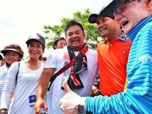 宮里3兄妹:家族で優作選手の優勝を喜ぶ(右から)父の宮里優さん、優作選手、兄の聖志選手、妹の藍選手、母の豊子さん=2017年5月14日、名護市・かねひで喜瀬CC(渡辺奈々撮影)