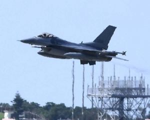 訓練のため嘉手納基地を離陸する米軍のF16戦闘機=8日午前10時3分