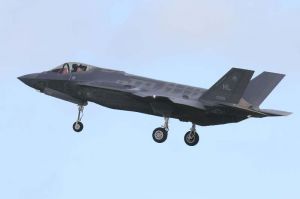 11月2日午後に嘉手納基地周辺で確認されたF35A=北谷町砂辺(読者提供)