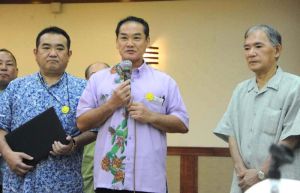 出馬要請を受け、環境整備の必要性などを語る佐喜真淳市長(右から2人目)=9日、那覇市・パシフィックホテル沖縄