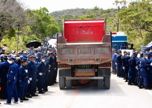 後部のダンプ表示番号がなく、バンパーの長さも足りない車両を機動隊が警備している=9月21日、東村高江