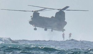 自衛隊と米軍の捜索救助訓練で、航空自衛隊の輸送ヘリから海に飛び込む隊員=7日午前、うるま市浮原島沖(下地広也撮影)