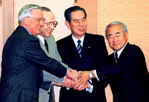 1996年12月2日、外務省で日米特別行動委員会(SACO)最終報告などを了承し、握手する(左から)モンデール駐日米大使、ペリー米国防長官、池田行彦外相、久間章生防衛庁長官(肩書はいずれも当時)