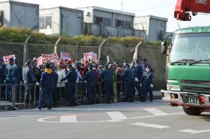 機動隊に強制排除され、工事車両の進入に抗議する市民ら=11日、名護市の米軍ャンプ・シュワブ工事車両用ゲート前