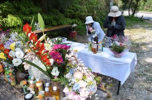 被害女性を悼む献花台(2018年4月28日、恩納村安富祖)