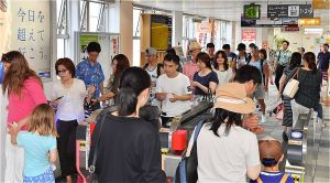 会社帰りや観光客で混雑する改札口=21日、午後17時すぎ 那覇市・県庁前駅