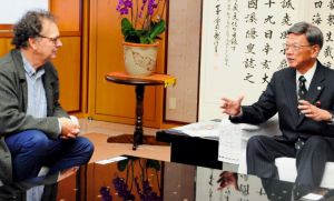 IUCNのシマール氏(左)へ大浦湾の自然環境保護の重要性を訴える翁長雄志知事=22日、県庁