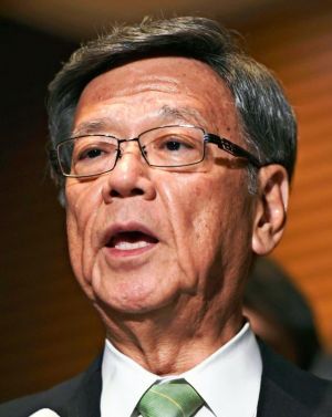 オスプレイ事故で杉田副官房長官に抗議後、記者の質問に答える沖縄県の翁長雄志知事