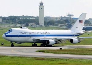 米軍嘉手納基地に飛来した空中指揮機E4B=5日午後2時ごろ(読者提供)