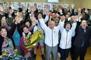 3選が確実となり支持者とバンザイ三唱をする下地敏彦氏(中央)=22日午後11時32分、宮古島市平良西里の選挙事務所(下地広也撮影)