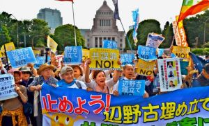 国会正門前で辺野古の新基地建設と「共謀罪」法案に反対し、プラカードを掲げる集会の参加者ら=10日、午後3時45分ごろ