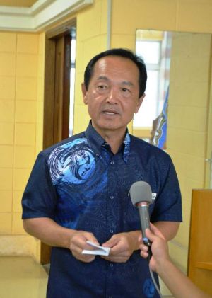 翁長雄志知事の「埋め立て承認撤回」表明を受け、記者団の質問に答える渡具知武豊名護市長=27日、名護市役所