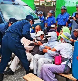 機動隊の強制排除に抵抗する市民=名護市辺野古の米軍キャンプ・シュワブゲート前