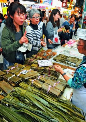那覇市松尾の松原屋製菓は、ムーチーを買い求める客でにぎわった(喜屋武綾菜撮影)