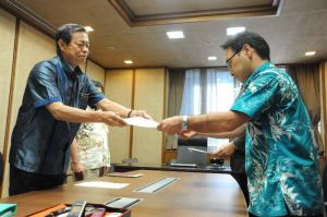 外務省、防衛省の幹部に抗議文を手渡す謝花喜一郎知事公室長=24日午後、県庁