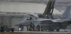 前輪が外れて滑走路上に停止した航空自衛隊のF15戦闘機=30日午後2時37分