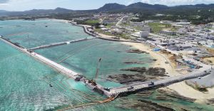 「K4」護岸がつながり、埋め立て区域の一部が囲われた名護市辺野古の沿岸=19日午後2時37分(小型無人機で撮影)