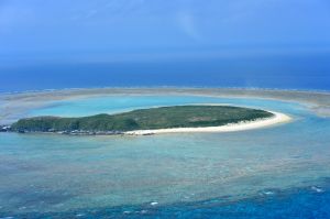 渡名喜島の西方4キロ沖にある入砂島。無人島で、島全体が米軍の射爆撃場となっている