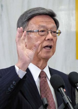 記者団の質問に答える翁長雄志知事=1日、県庁