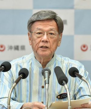 定例記者会見で、鶴保沖縄相の発言について「大変遺憾で残念だ」と述べる翁長雄志知事=11日午前、沖縄県庁