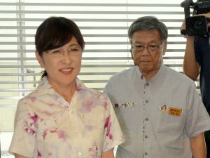 就任後初めて来沖した稲田朋美防衛相(左)。右は翁長知事=9月24日