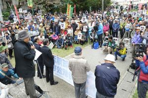 山城博治さんたちの即時釈放を求める大集会に多くの市民が集まった=2月24日(資料写真)