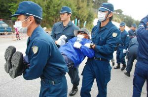 機動隊に強制排除される市民ら=24日午前8時50分ごろ、名護市辺野古・キャンプ・シュワブゲート前