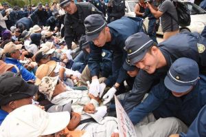 ヘリパッド建設に反対する市民と機動隊員