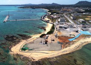 造成作業が始まった「N3」護岸建設予定地(手前)=9日午後1時40分、名護市辺野古の米軍キャンプ・シュワブ沿岸(小型無人機で撮影)