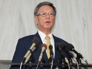 名護市長選の結果を受け「民意は生きている」と公約の維持を強調する翁長雄志知事=5日午後、県庁