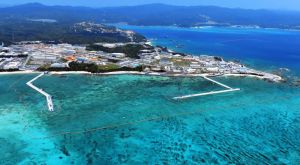 護岸建設が進む名護市辺野古の海域。中央は米軍キャンプ・シュワブ=20日(本社チャーターヘリで下地広也撮影)