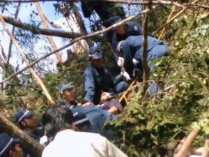 米軍北部訓練場内での抗議行動で、警察官にロープで縛られ引き上げられる市民(中央)=28日(提供)