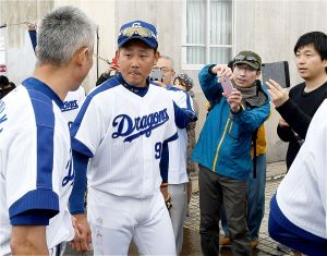 移動する松坂大輔選手を大勢のファンが待ち構え、カメラを向ける=1日、北谷公園球場
