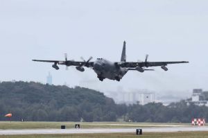 パラシュート降下訓練を終えて米軍嘉手納基地に戻ったとみられるMC130特殊作戦支援機=23日午後零時半ごろ、米軍嘉手納基地(読者提供)
