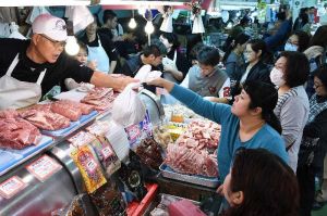 正月用の食材を買い求める人たちでにぎわう市場=30日、那覇市松尾・牧志公設市場(下地広也撮影)