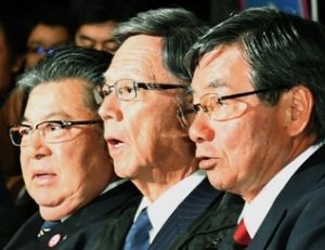 (資料写真)名護市長選で渡具知氏当確のテレビ速報が流れた瞬間、驚いて画面に見入る(右から)稲嶺進氏、翁長雄志知事、呉屋守將氏ら=2月4日、名護市大中の選挙事務所