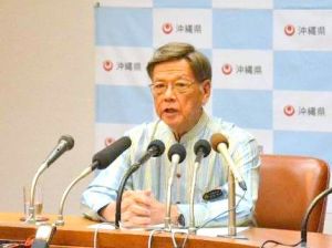 オスプレイの配備撤回と北部訓練場の環境影響評価の再実施について記者会見する沖縄県の翁長雄志知事=11日、県庁