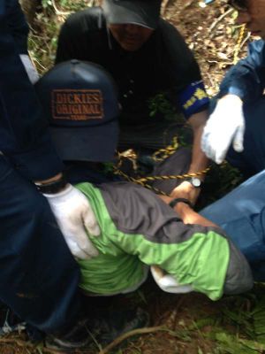 米軍北部訓練場内で抗議行動する市民をロープで縛る警察官=28日午後(提供)