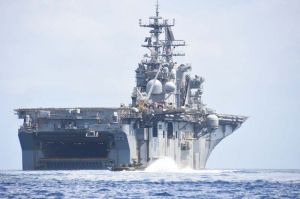 キャンプ・シュワブ沖で水陸両用車を下ろして訓練する米軍の強襲揚陸艦ボノム・リシャール=18日午前11時39分