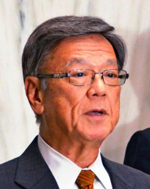 取材に応じる沖縄県の翁長雄志知事=5日午後、沖縄県庁