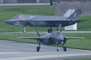 初飛来した最新鋭ステルス戦闘機F35B=26日、米軍嘉手納基地