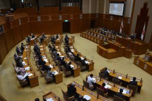 米軍の不時着に対する抗議決議、意見書を全会一致で可決する県議会臨時会=19日、県議会