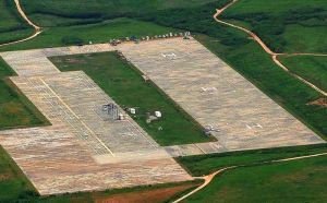 着陸帯「LHDデッキ」の改修工事が始まった米軍伊江島補助飛行場=22日午後2時すぎ(琉球朝日放送提供)