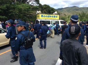 市民の車両の移動作業をする機動隊員=15日、東村高江