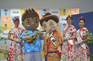 沖縄観光コンベンションビューローの新マスコットキャラクター「マハ朗くん」(左から2人目)の登場を喜ぶ「花笠マハエちゃん」(中央)=10日、那覇市の沖縄産業支援センター