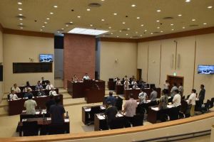 F15墜落事故に全会一致で抗議する嘉手納町議会=13日午前10時半