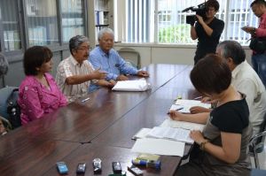 監査請求書の内容などについて説明する北上田毅さん(左側中央)ら=17日、県庁
